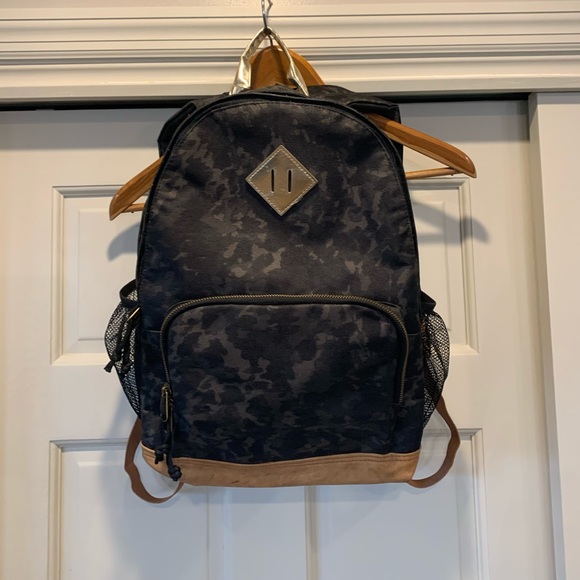 Backpack, 3 large sections w/ 2 side pockets - Picture 3 of 7